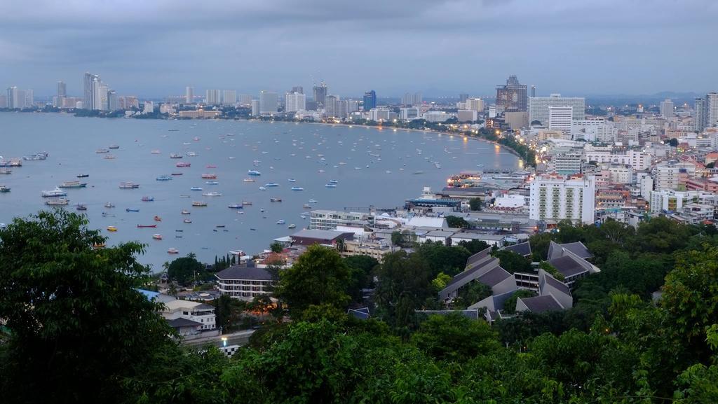 Peak Tower In Phatumnak Pattaya Eksteriør bilde