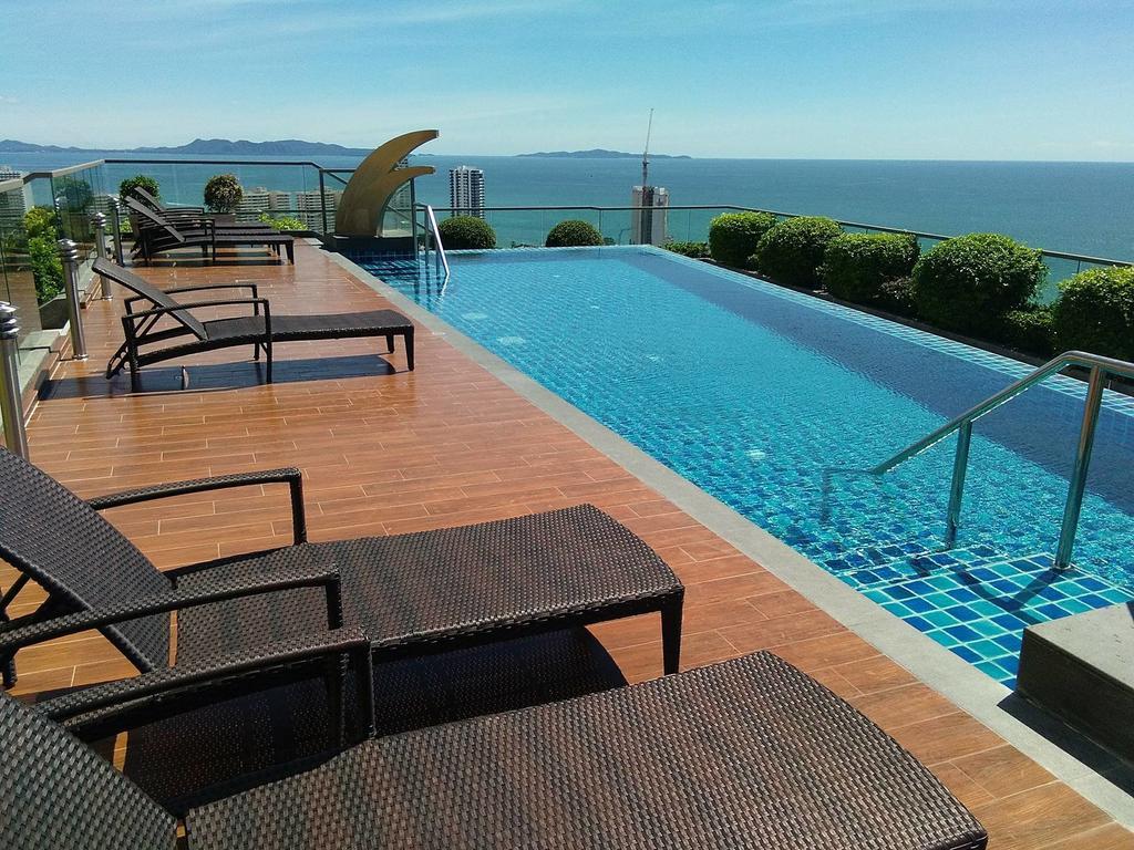 Peak Tower In Phatumnak Pattaya Eksteriør bilde